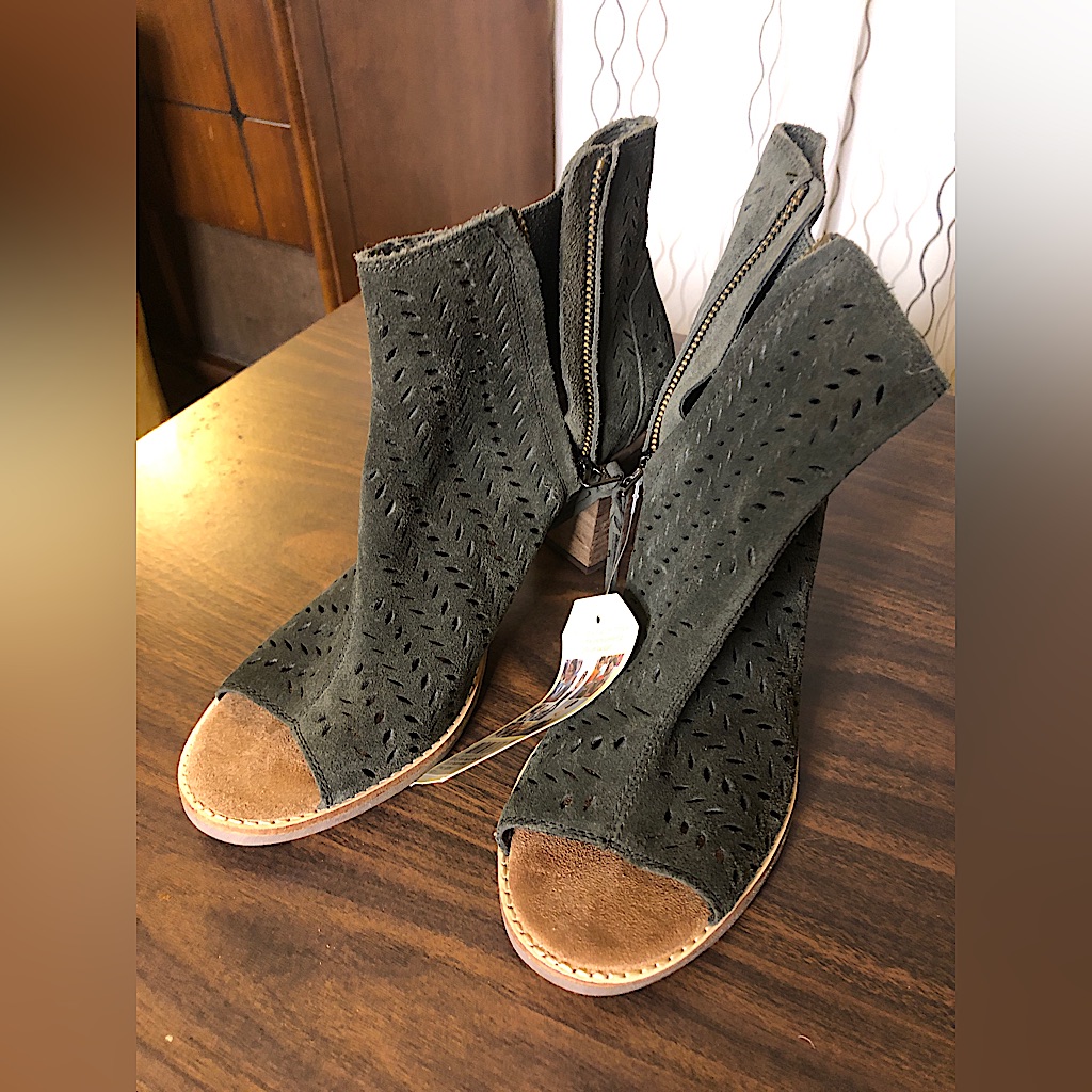 Nwt Toms Majorca Peep Toe Booties. Forest Suede Perforated Leaf. Size 9